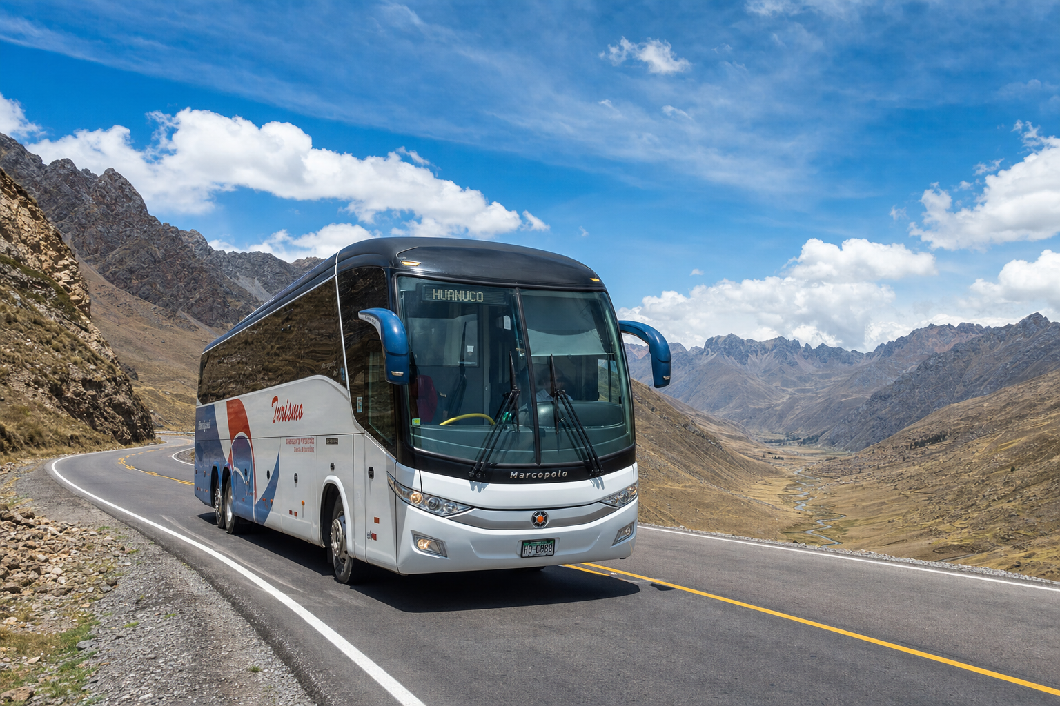Ómnibus interprovincial moderno recorriendo una carretera de montaña en los Andes peruanos, vehículo autorizado con la licencia A-IIIa del MTC