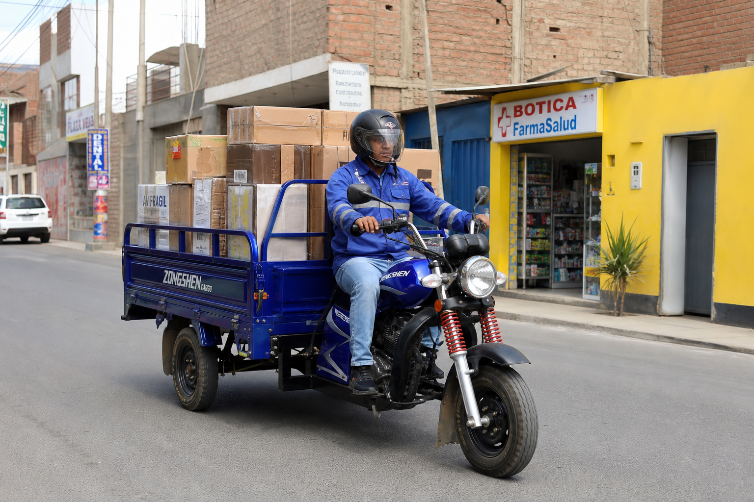 Bicimoto de reparto cargada con paquetes en una calle residencial peruana, vehículo autorizado con la licencia B-IIa del MTC para transporte de carga menor