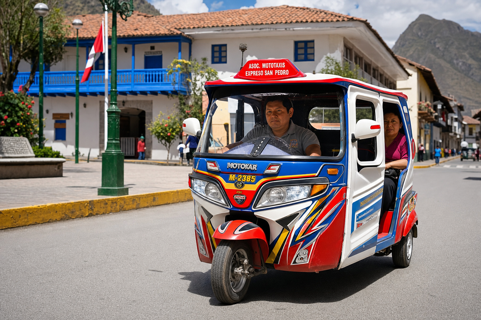 Mototaxi tradicional colorido en una calle animada de ciudad peruana, vehículo autorizado con la licencia B-IIc del MTC para transporte de pasajeros